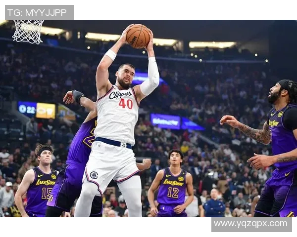 湖人对快船精彩对决比分实时更新全程直播分析与评论 湖人对快船精彩对决比分实时更新全程直播分析与评论