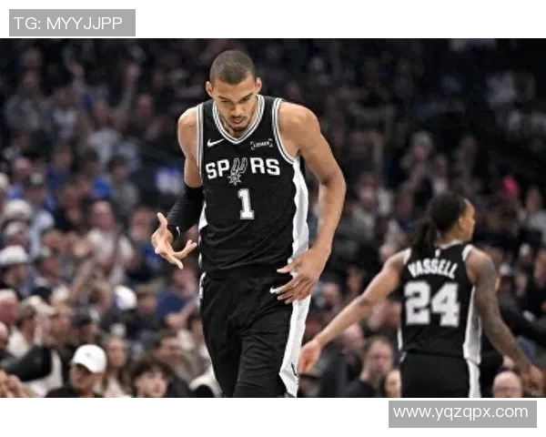 马刺与勇士季后赛第三场激战回顾球星表现与战术分析 马刺与勇士季后赛第三场激战回顾球星表现与战术分析